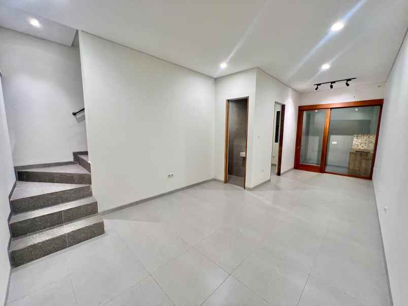 dijual rumah jl kodau raya pondok