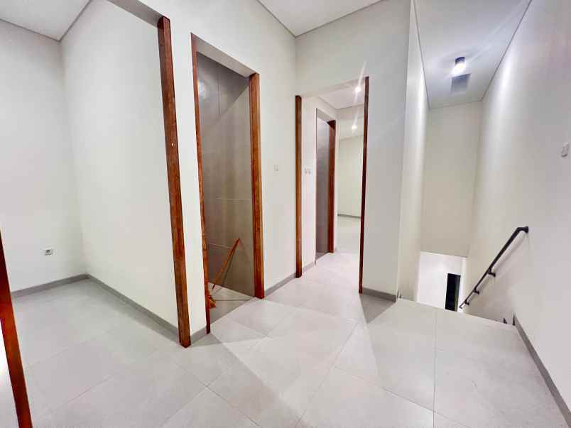 dijual rumah jl kodau raya pondok