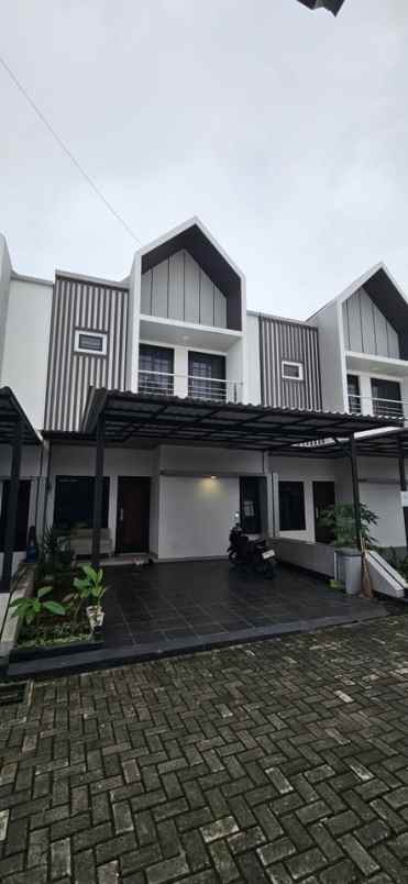 dijual rumah jl putri tunggal