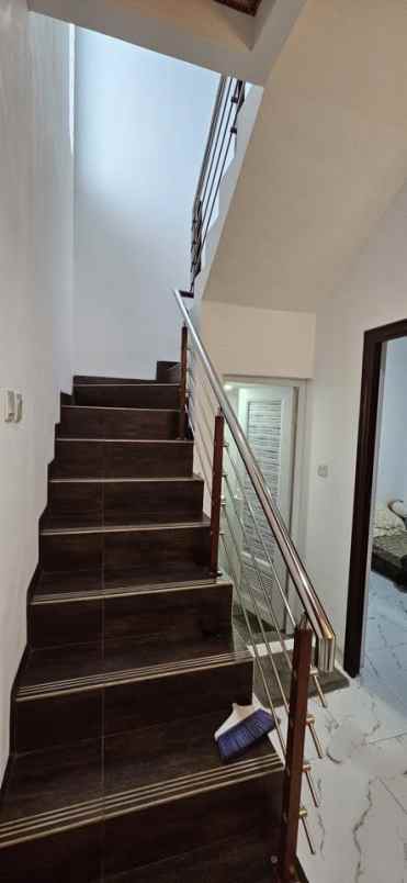 dijual rumah jl putri tunggal