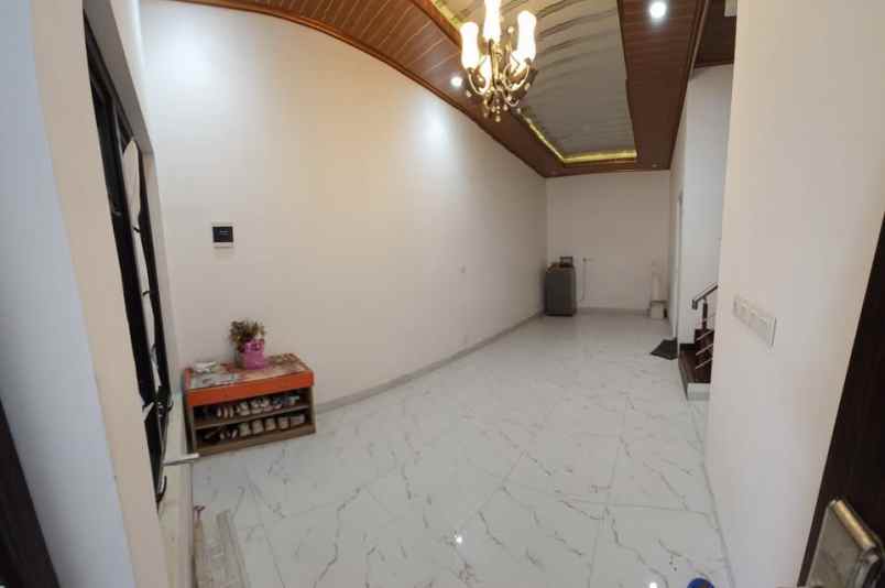 dijual rumah jl putri tunggal