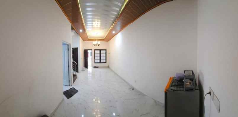 dijual rumah jl putri tunggal