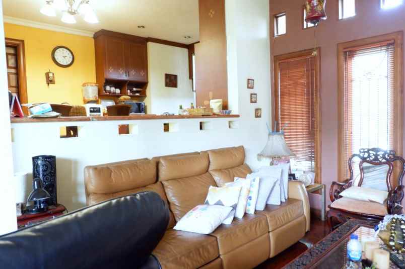 dijual rumah jl setrasari