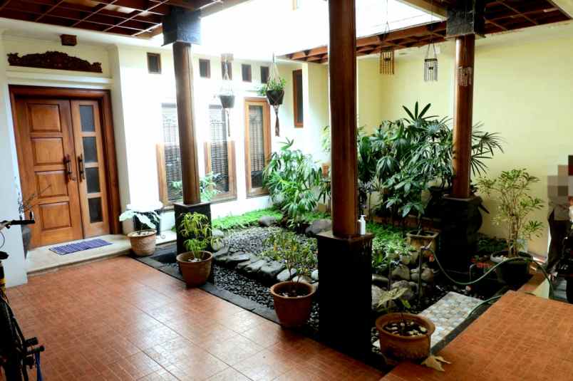 dijual rumah jl setrasari