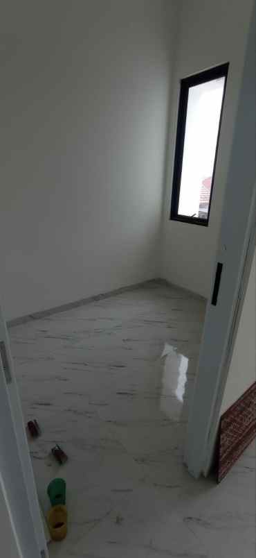 dijual rumah jln raya cilangkap