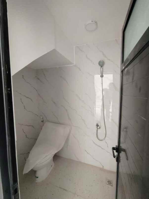 dijual rumah jln raya pramuka mampang depok