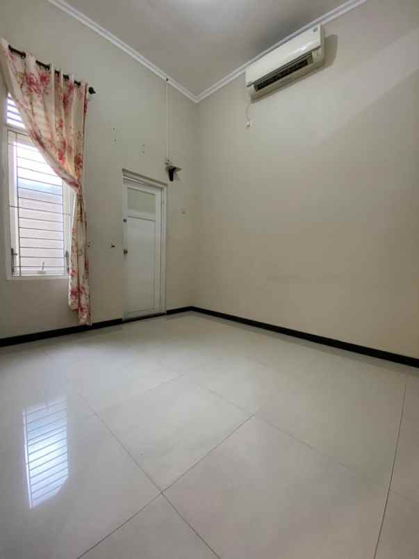 dijual rumah karah