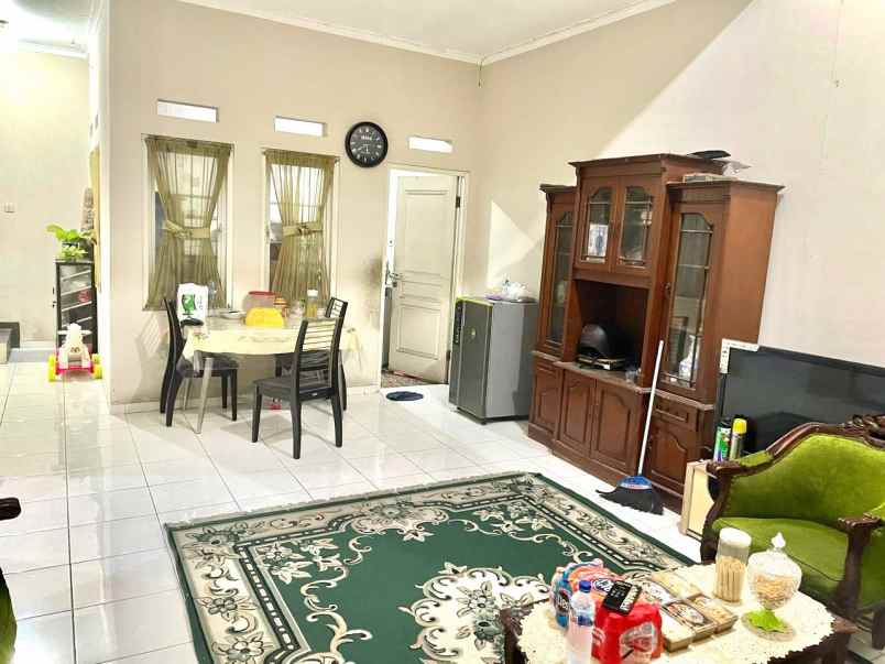 dijual rumah karangan babatan wiyung