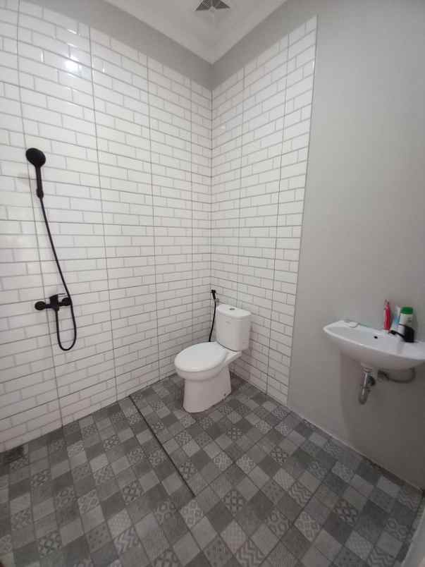 dijual rumah kencana loka