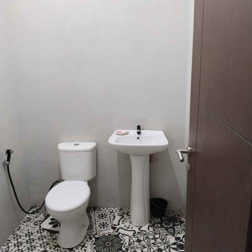 dijual rumah kencana loka