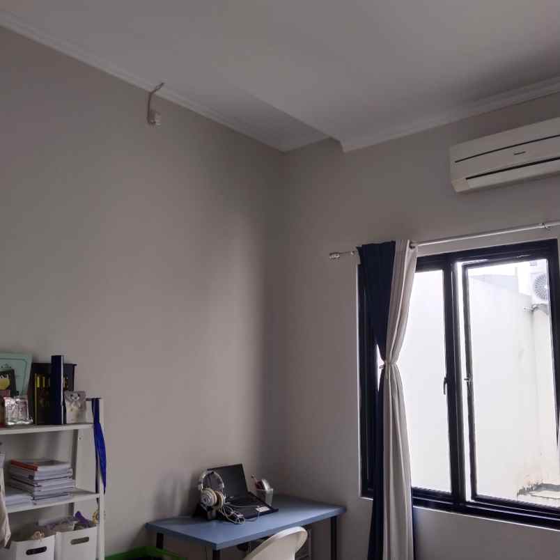 dijual rumah kencana loka