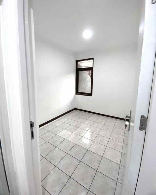 dijual rumah komp laksanana mekar