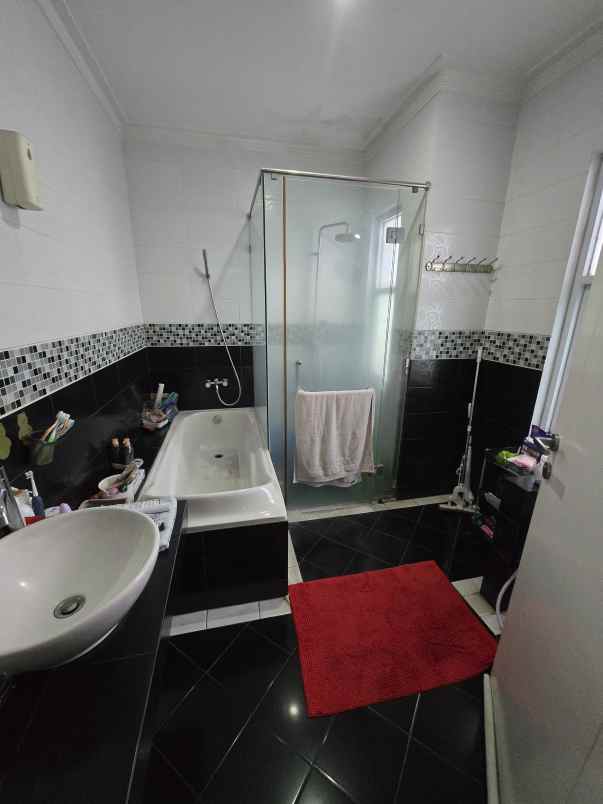 dijual rumah komplek billymoon pondok