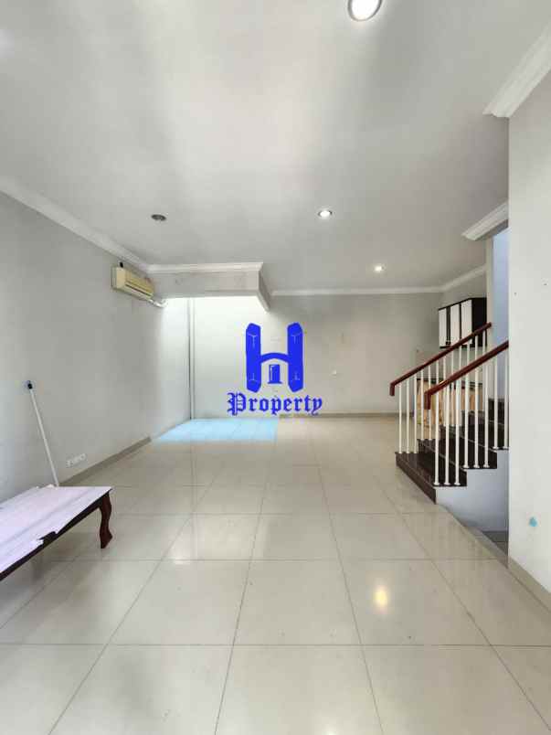 dijual rumah komplek citraland gama