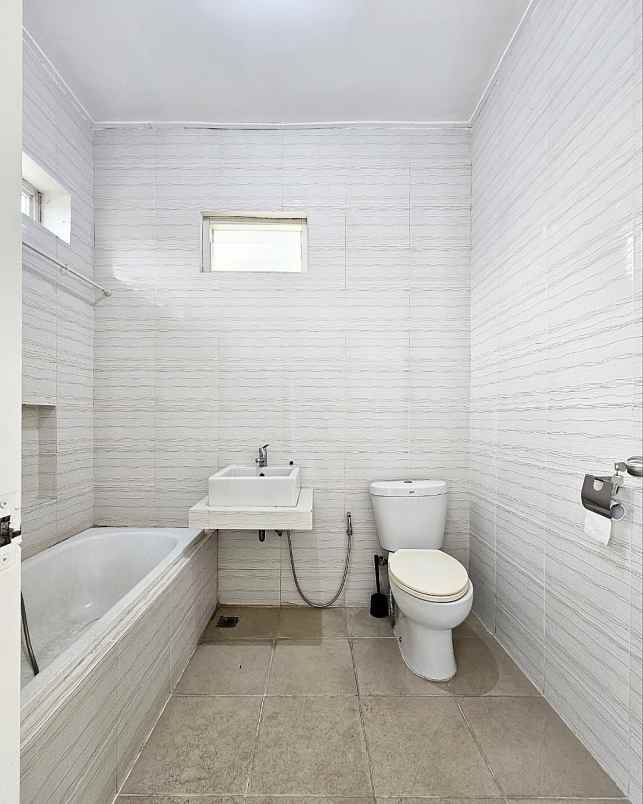 dijual rumah komplek discovery bintaro