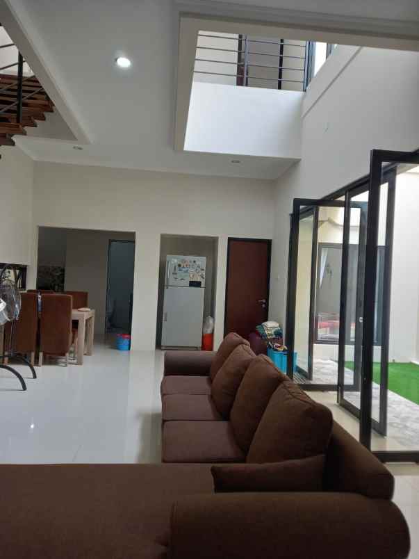 dijual rumah komplek kencana loka bsd