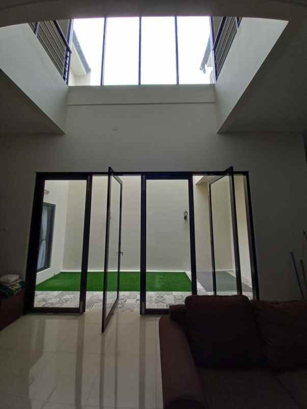 dijual rumah komplek kencana loka bsd