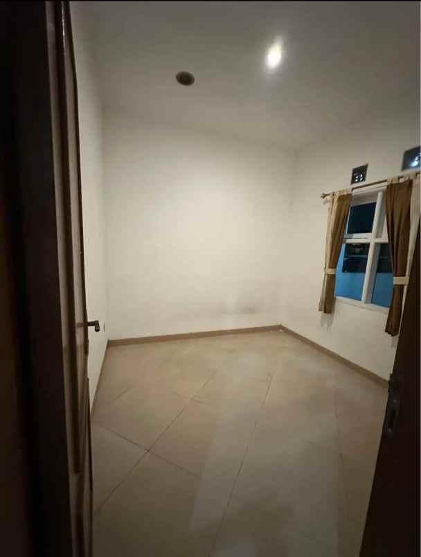 dijual rumah komplek parakan mas