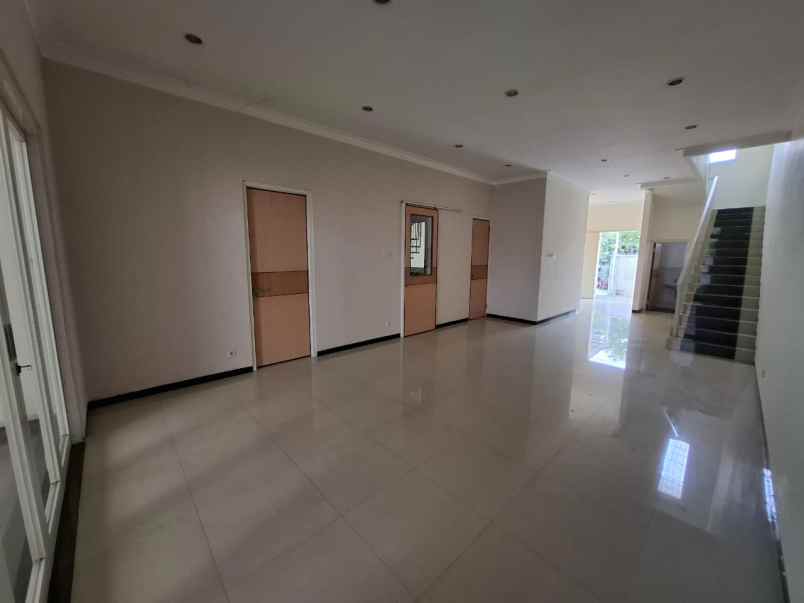 dijual rumah kutisari indah utara