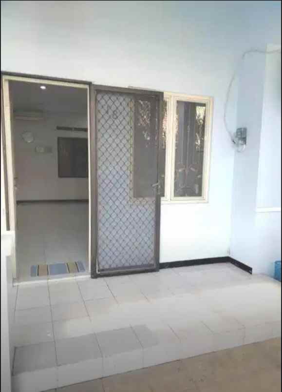 dijual rumah lakarsantri