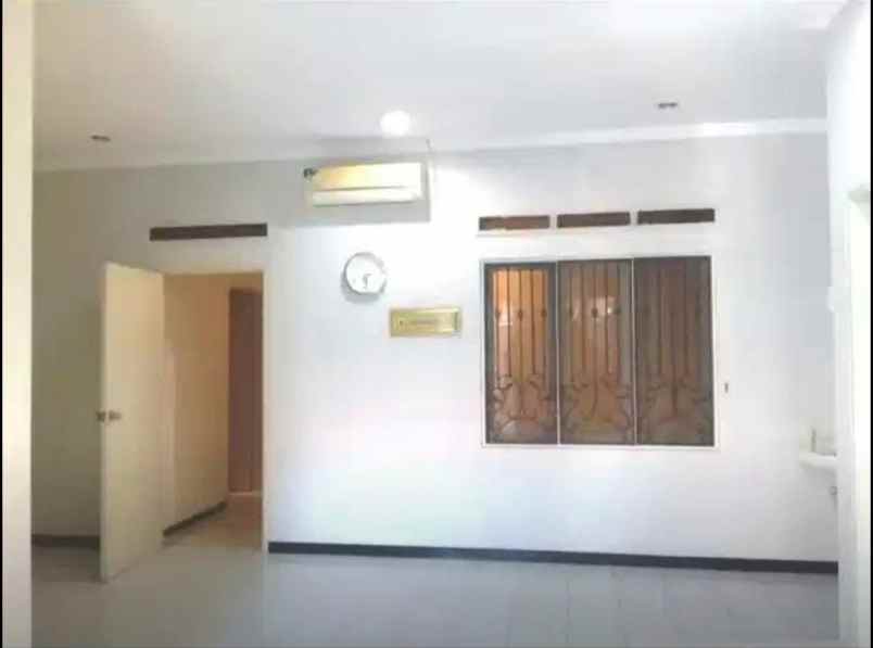 dijual rumah lakarsantri