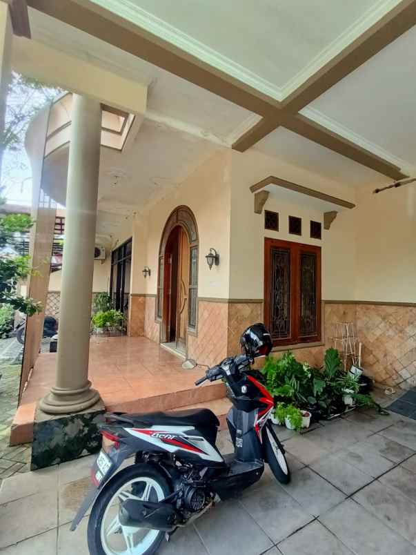 dijual rumah lokasi raya candi dinoyo kota malang