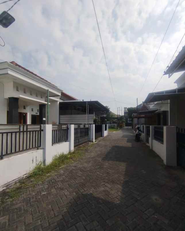 dijual rumah mantrijeron