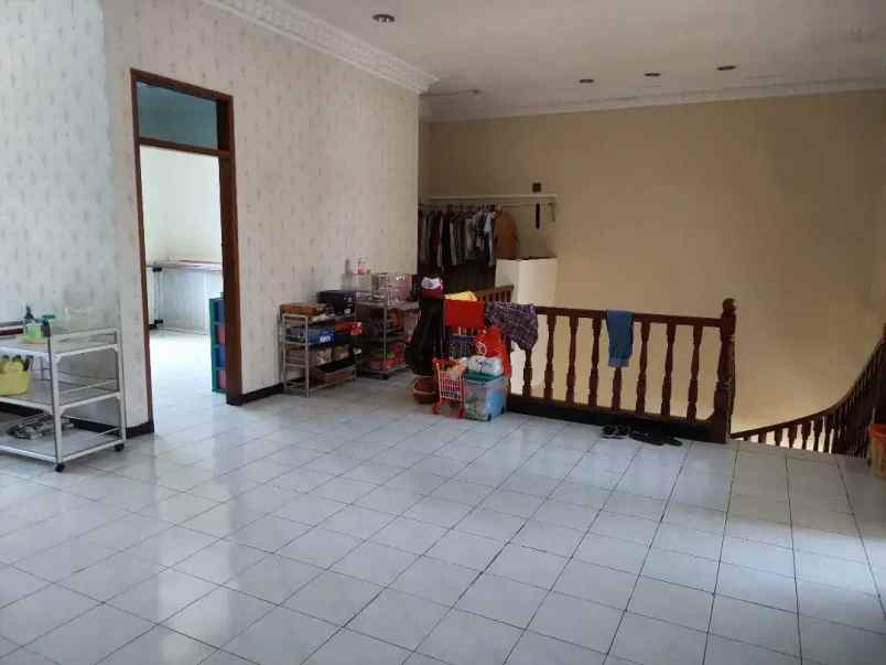 dijual rumah manyar tirtoyoso