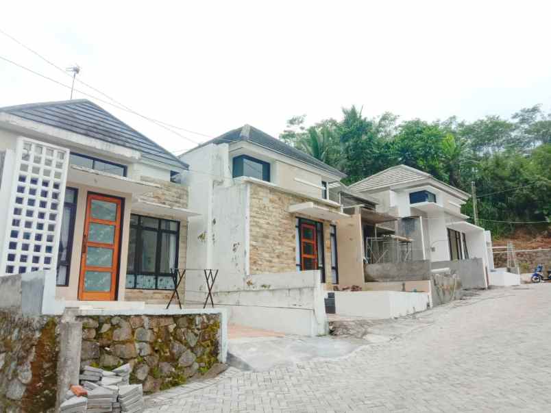 dijual rumah mertoyudan