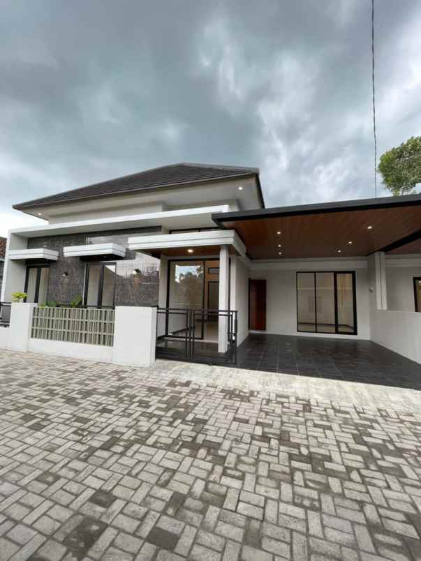 dijual rumah mindi jl besi jangkang