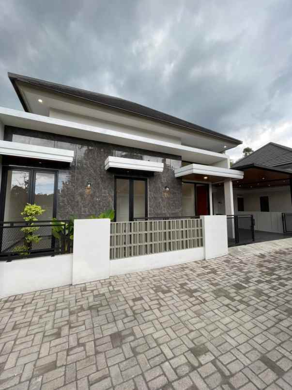 dijual rumah mindi jl besi jangkang