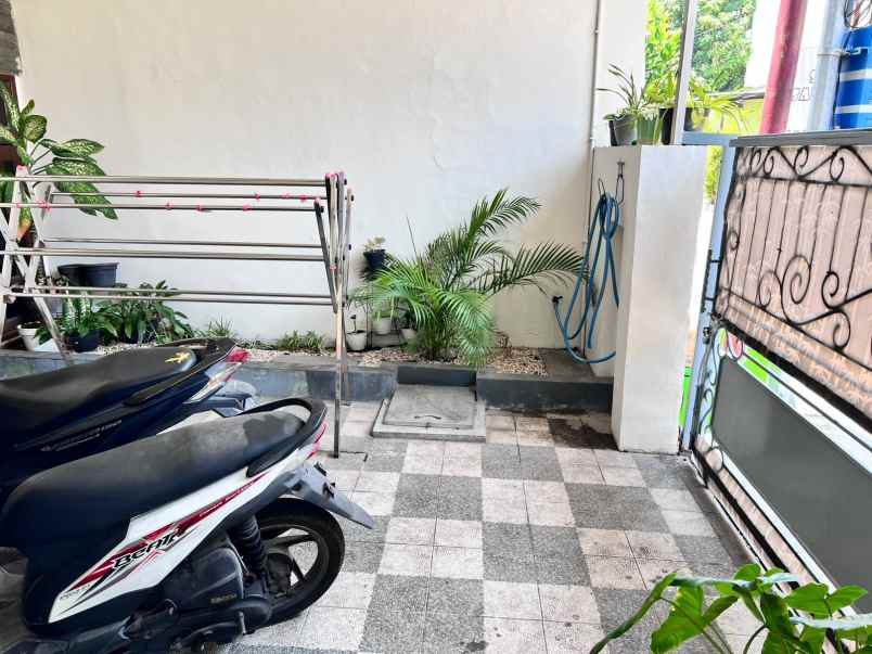 dijual rumah mulyosari utara