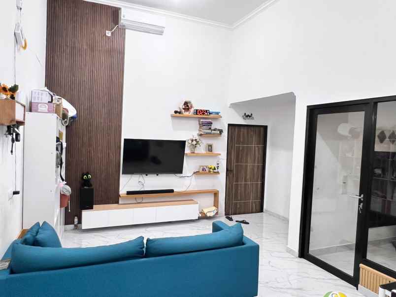 dijual rumah mulyosari utara