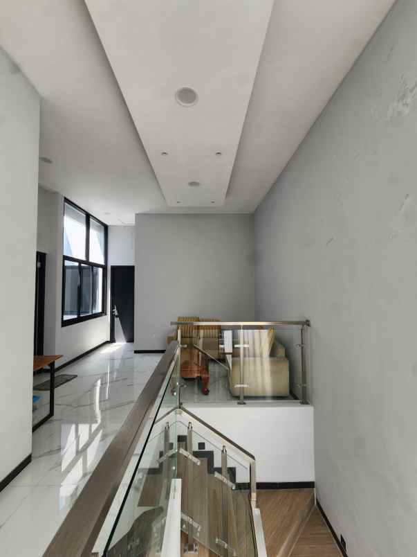 dijual rumah mulyosari utara