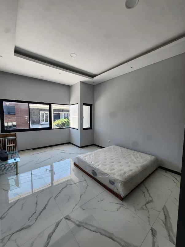 dijual rumah mulyosari utara