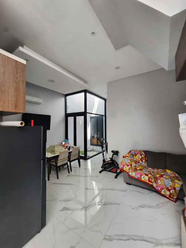 dijual rumah mulyosari utara