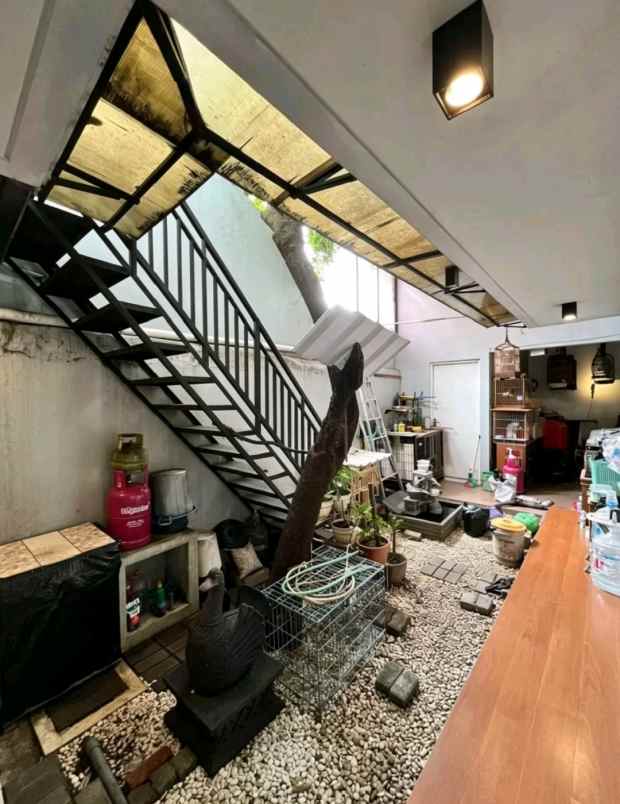 dijual rumah ngesrep