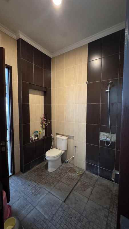 dijual rumah nginden