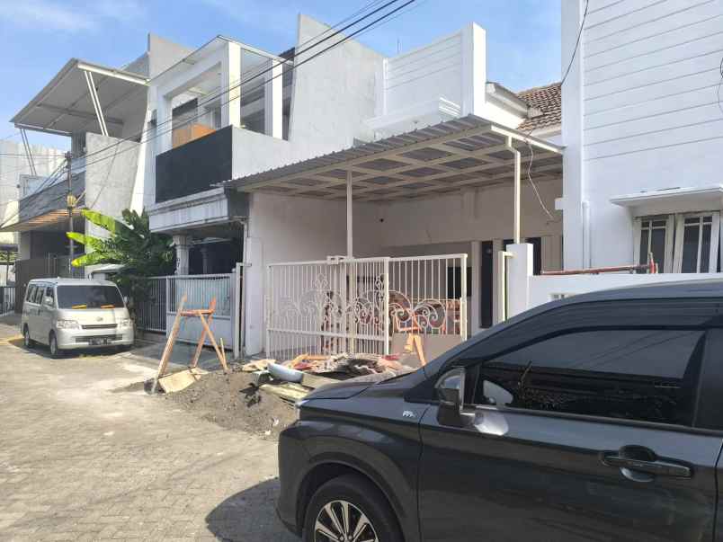 dijual rumah nginden intan