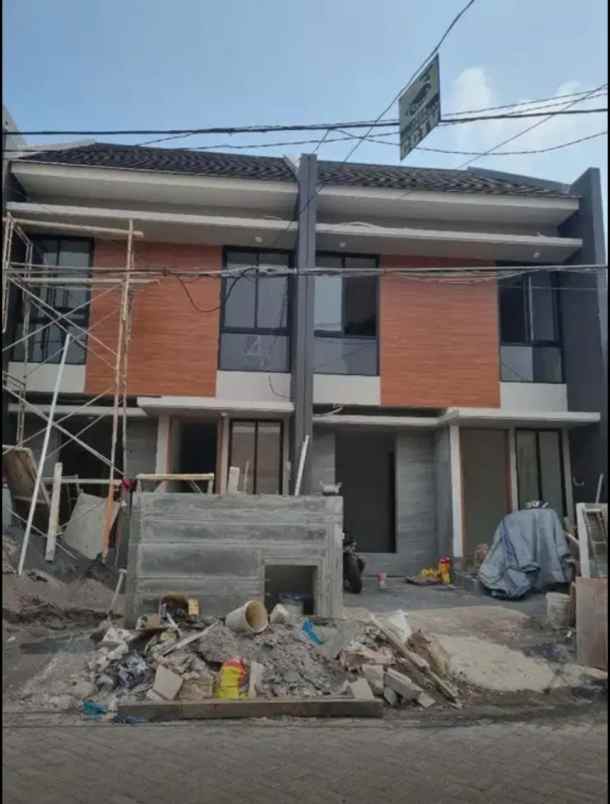 dijual rumah pakuwon city