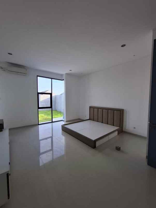 dijual rumah pakuwon city