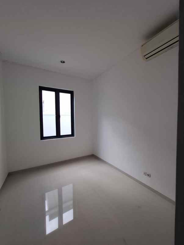 dijual rumah pakuwon city