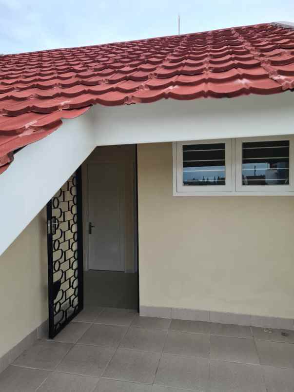 dijual rumah pelepah kelapa gading