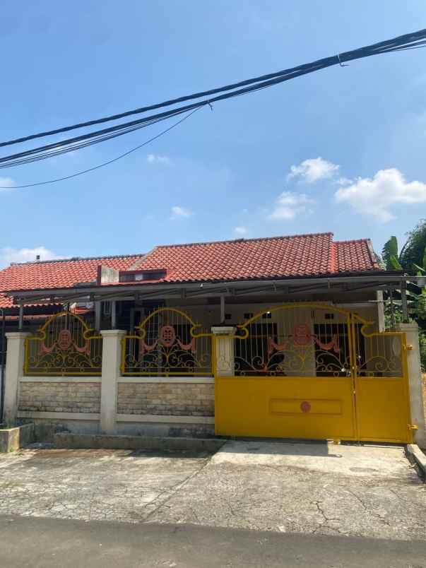 dijual rumah perum kota permata
