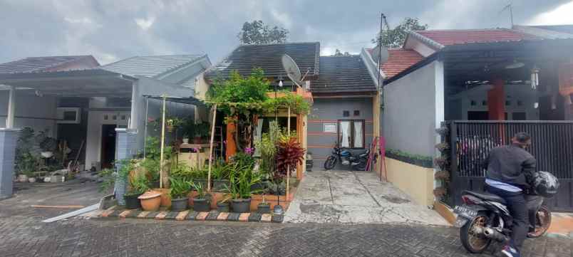 dijual rumah perum toyomarto indah