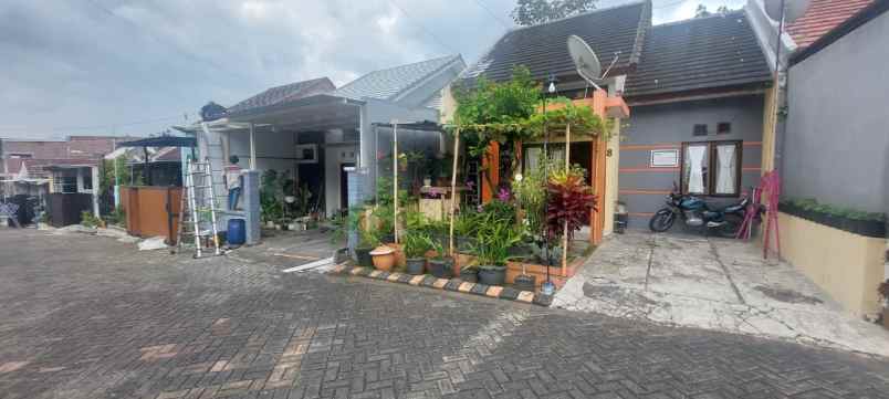 dijual rumah perum toyomarto indah