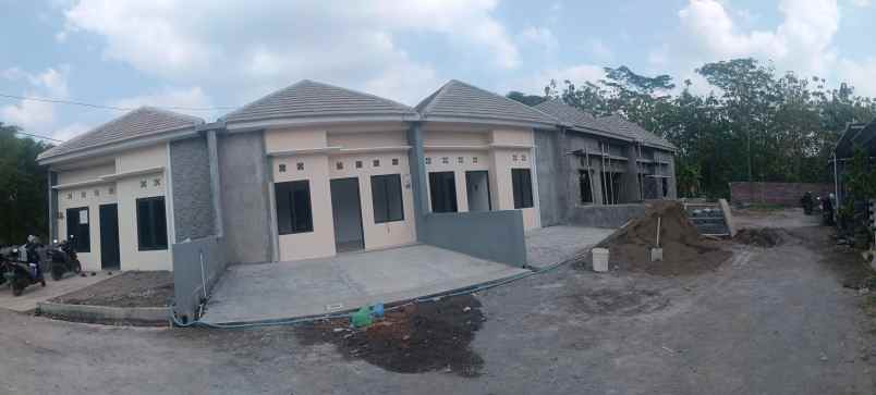 dijual rumah rowosari