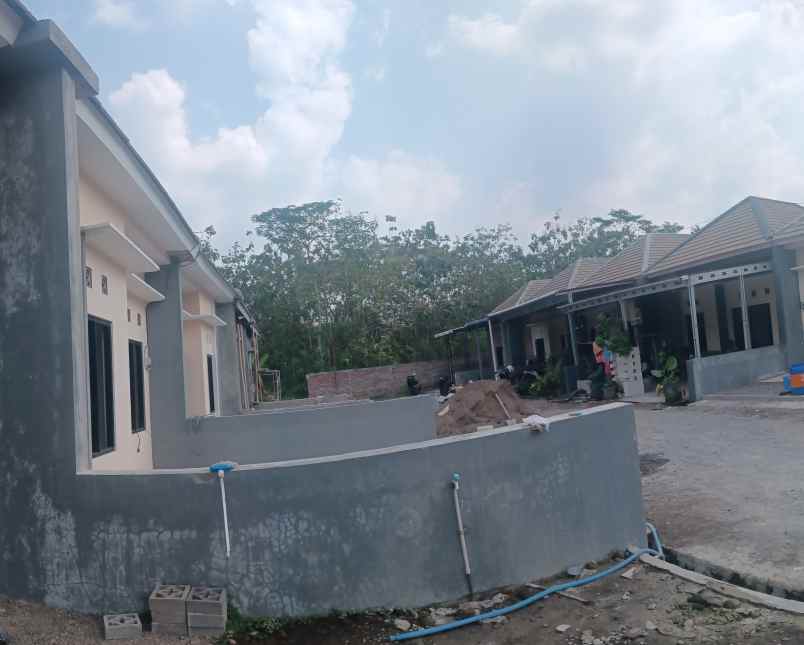 dijual rumah rowosari