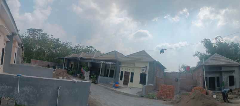 dijual rumah rowosari