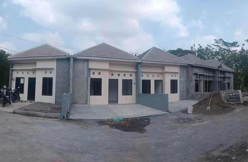 dijual rumah rowosari